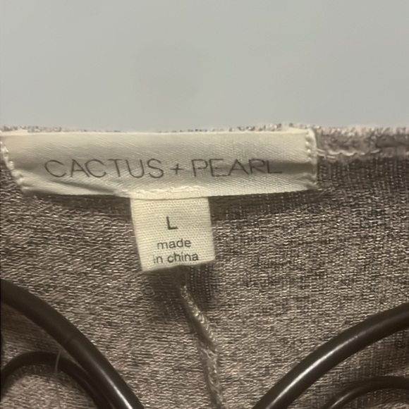 Lightweight studded top - Picture 3 of 5